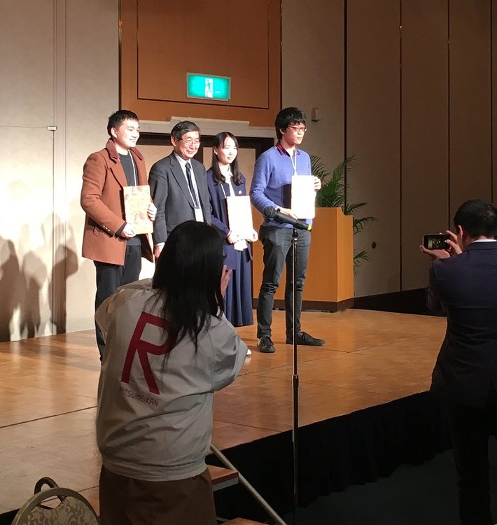 受賞者(左端:宋培学さん、右端:稗田真也さん) 受賞者