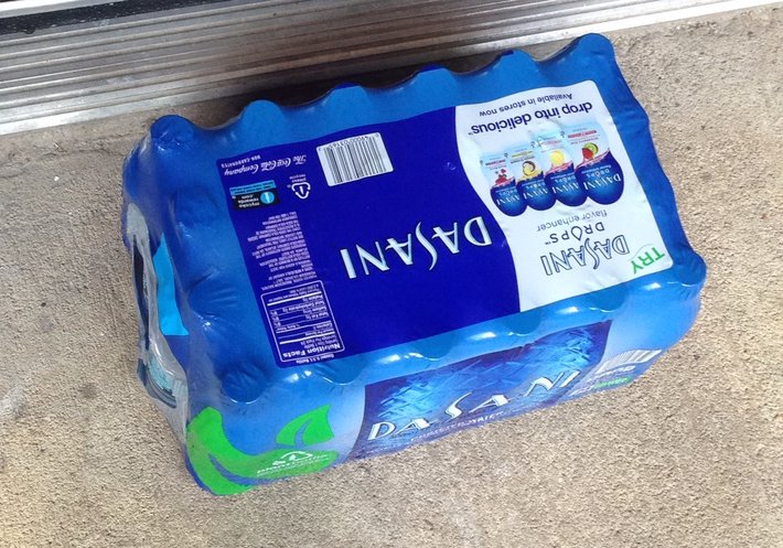 寮の前にたくさんの水を置いてくれた友達