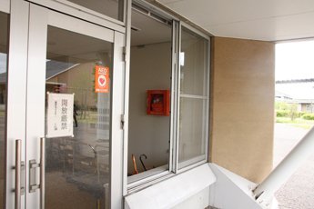 人間看護学部E0棟1階入口付近(今回増設)