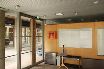 交流センター1階 ホワイエ正面入口付近