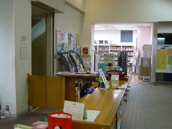 大学管理棟2階 事務室カウンター付近