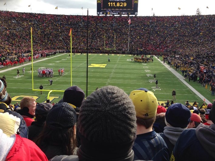 ミシガンスタジアムでのUniversity of Michigan vs Ohio State　のフットボールの試合観戦
