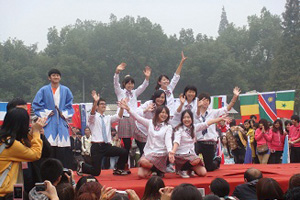 文化祭にて日本人留学生でＡＫＢを踊る
