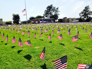 9.11にキャンパス内に追悼の意味を込めて亡くなった人数分だけ準備されたアメリカ国旗