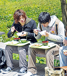 カフェテリアのテラスにて。