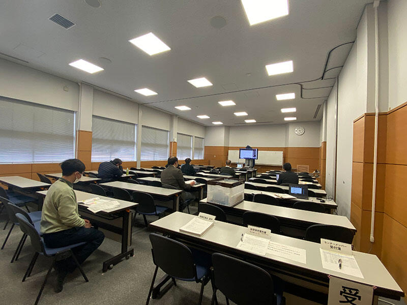 情報交換会の様子(対面9名、オンライン8名、計17名が参加)