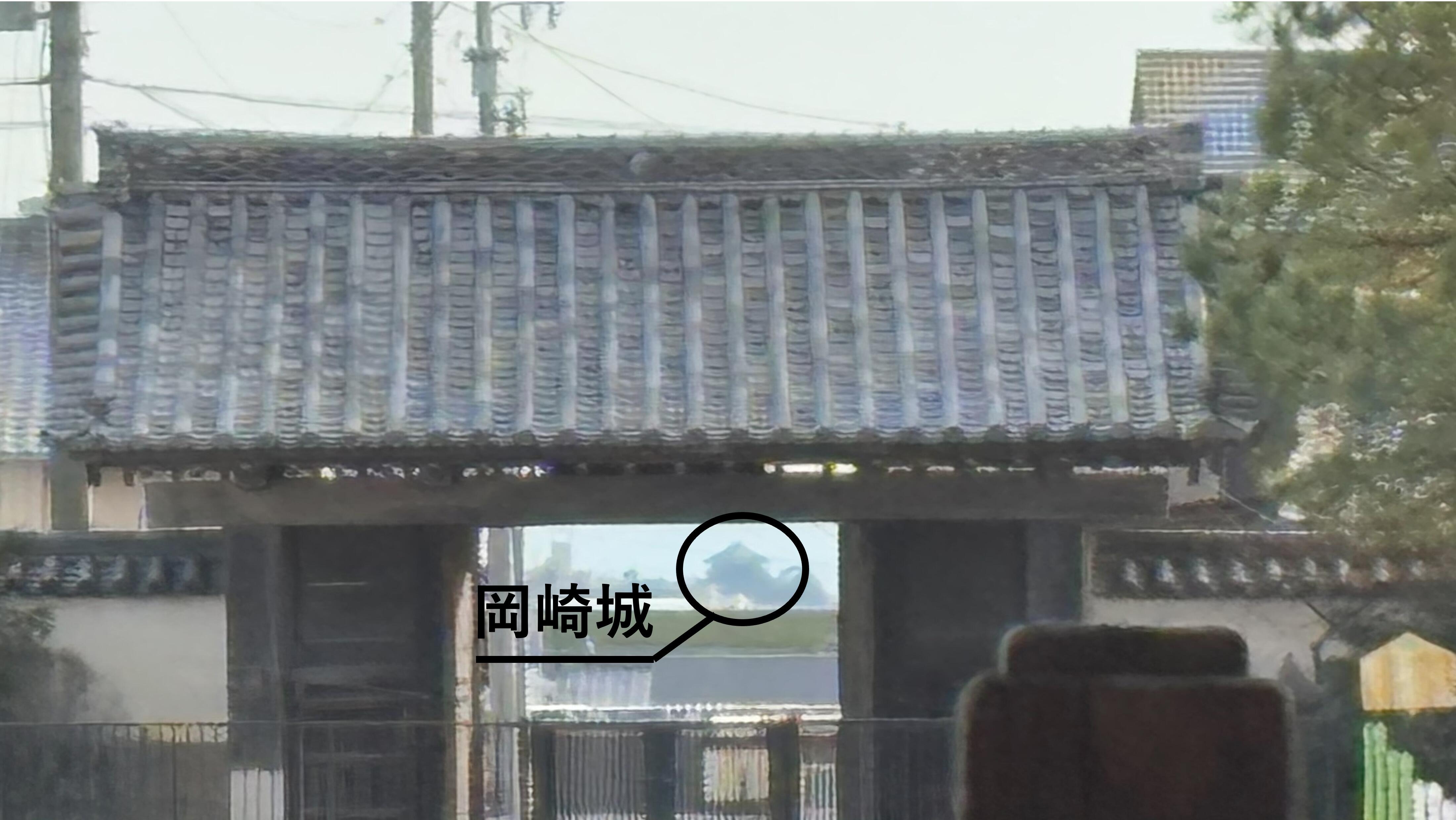 大樹寺の三門、総門からみえる岡崎城