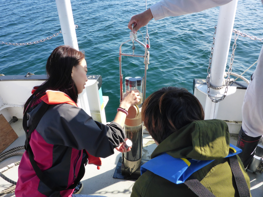 学生が琵琶湖の湖底堆積物をサンプリングしている様子