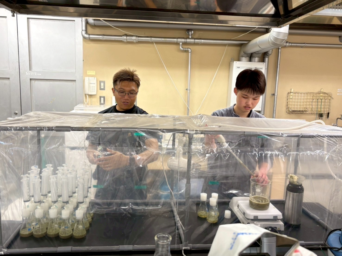 中川先生と馬場さんがサンプル処理を行う様子