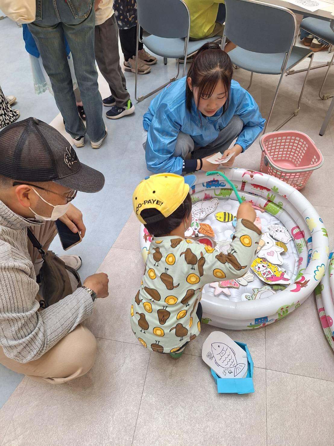 さかなつりをしている子ども