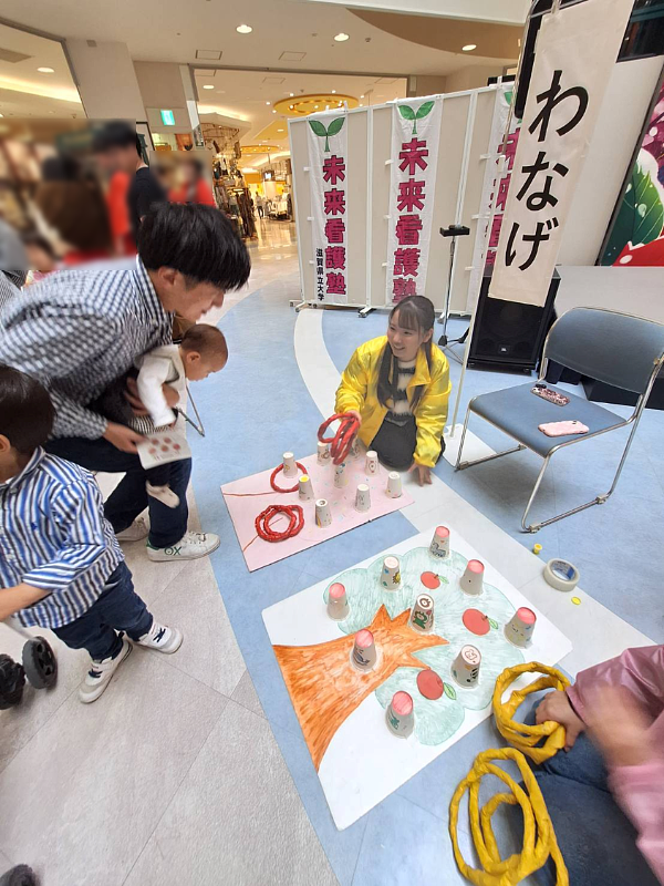 輪投げを楽しむ子どもと学生