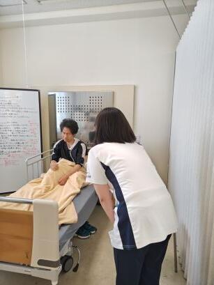 統合失調症を演じる俳優に体調を聞く学生.jpg
