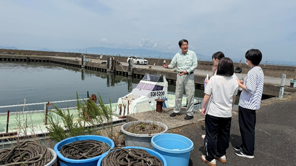水産試験場での職場環境・仕事内容の見学場面.png