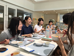 お昼ご飯はみんなでワイワイ楽しい時間です!