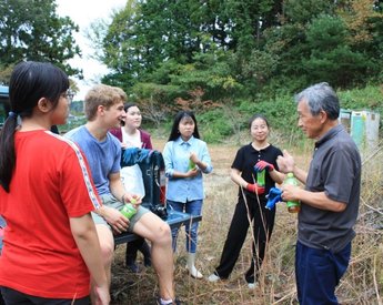 留学生複数人と地域の方が語り合っている