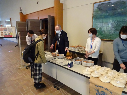 県大食品ロス削減アクションとして学生に提供いただいた食品を配布している様子