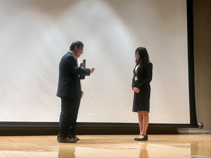 大学院環境動態学専攻の重吉沙衣さんが、日本農薬学会第４３回大会において「学生優秀発表賞」を受賞しました。