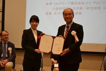 日仏会館にて授与（左側が橋本助教） 