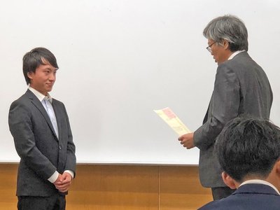 柴田昌三造園学会会長より表彰される上田健太郎さん