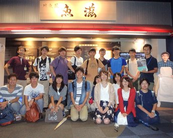 琵琶湖の淡水魚の利用に関する展示の前で、学芸員の方々およびそのレプリカともに記念撮影