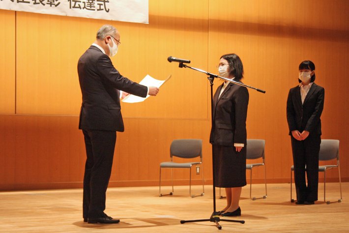 廣川理事長からボランティアサークルHarmonyに表彰状の伝達が行われている様子