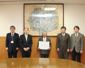 中央:大橋氏
