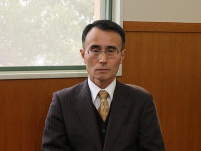 山根副学長