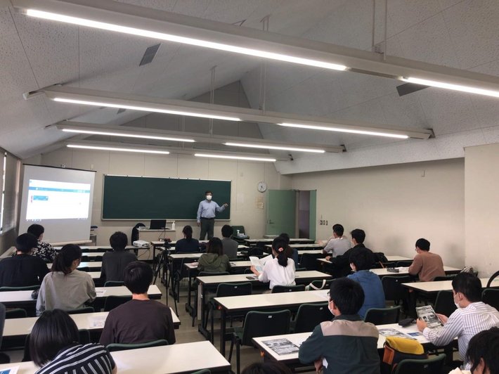 前後左右の間隔をあけた授業の様子(2)