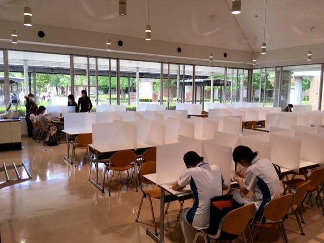 遮蔽板を設けた食堂(2)