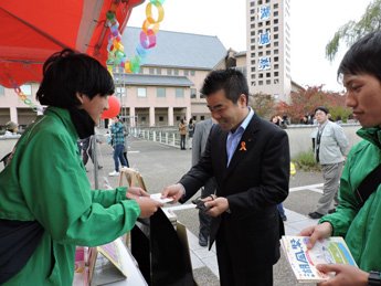 マイはしを持参された知事に模擬店お得券をお渡し