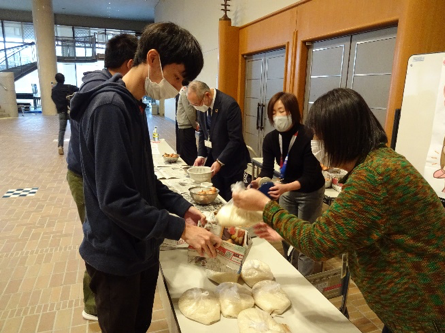 県大食品ロス削減アクションとして学生に提供いただいたお米を配布している様子