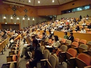 内定者の話に熱心に耳を傾ける保護者の皆さん