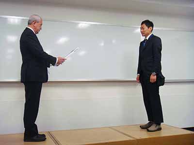 日本繊維機械学会にて授与(右側が山下講師)