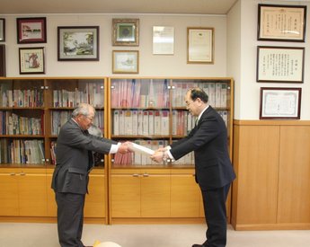 感謝状授与(大橋信夫氏)