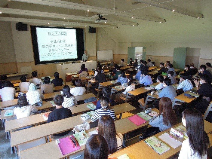 前後左右の間隔をあけた授業の様子(1)
