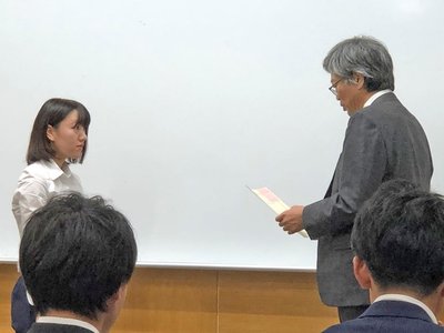 柴田昌三造園学会会長より表彰される寺山友香さん