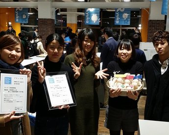 滋賀県立大学 生活デザイン学科3年生 山田ゼミ所属 の 一ノ瀬萌さん 木村毅さん 野村菜津美さん 宮下絵里さん 三輪あさひさんがstudent Innovation College 15にて枡技術商品部門一位 プラン三位に選ばれ 博報堂賞を受賞しました
