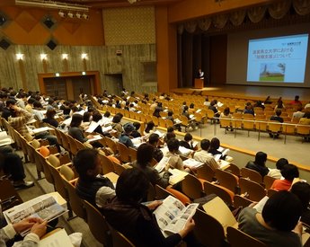 説明に熱心に耳を傾ける保護者の皆さん