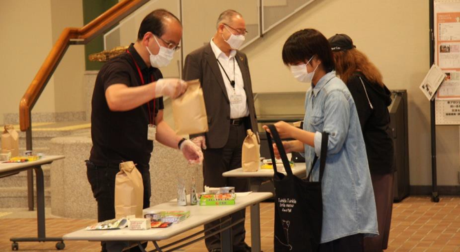 食糧支援の様子