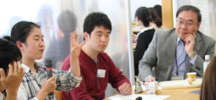 田端理事と学生