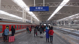 長春駅にて：列車で気軽に長距離移動ができます