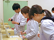 生活栄養学科食品機能科学実験写真