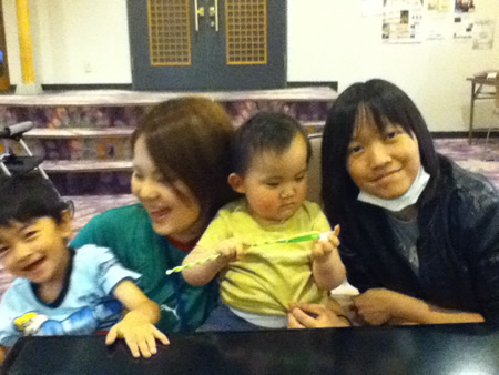 子どもたちと一緒の松尾さん（左から２番目） 